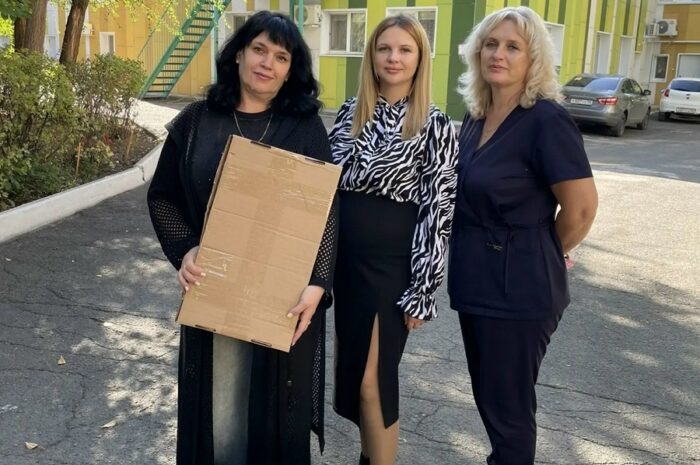Педагоги «Светлячка» доставили подарки в Дом малютки