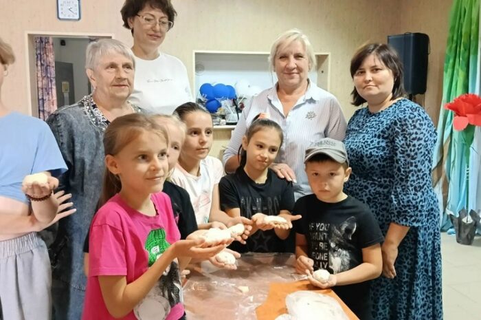 В Светлинской «Бабушкиной школе» учились печь пирожки
