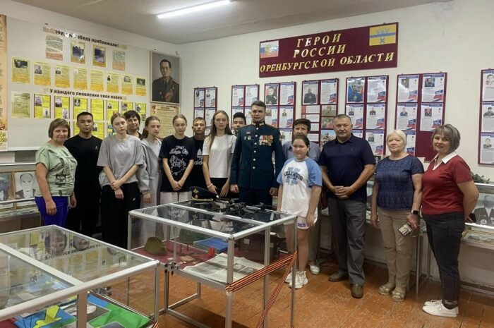 Офицер Вячеслав Дорошев встретился с учениками родной школы в Григорьевке