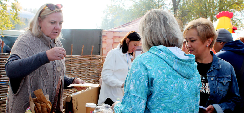 георгиевская ленточка на груди путина. ярмарка фото. ярмарка на выборах. русские ярмарки. ярмарка на выборах.