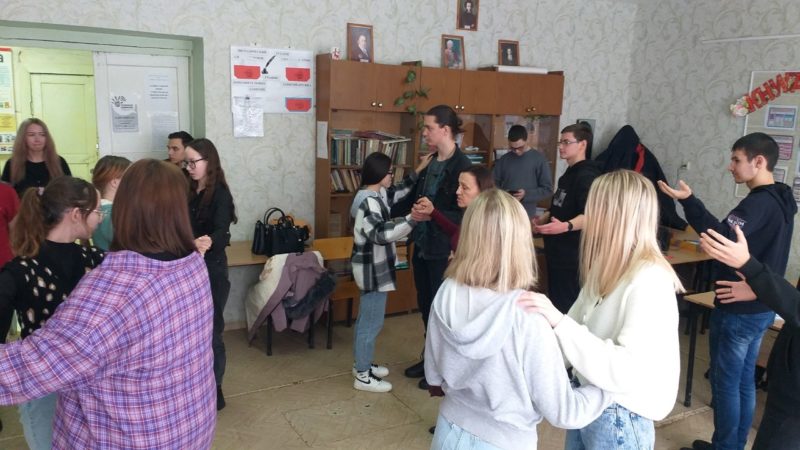 Сорочинским студентам преподали урок танцев и актерского мастерства