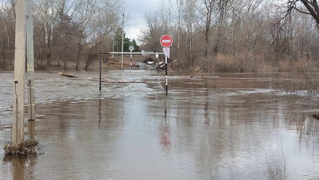 Сброс водохранилища. Сорочинское водохранилище Оренбургской области. Внимание паводок. Паводок Сорочинск. Зона подтопления.