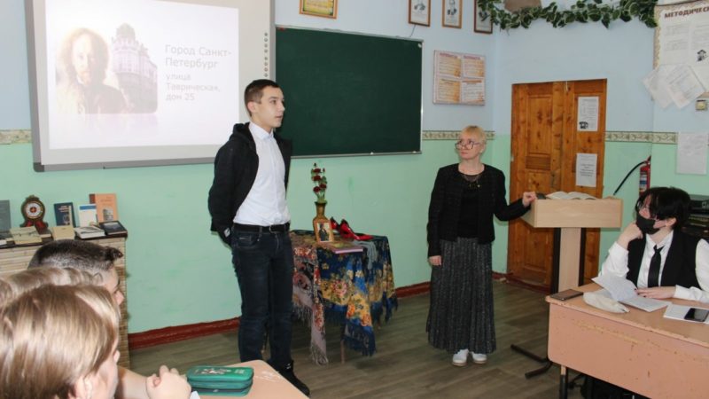 Сорочинским студентам рассказали о “Русском ренессансе”