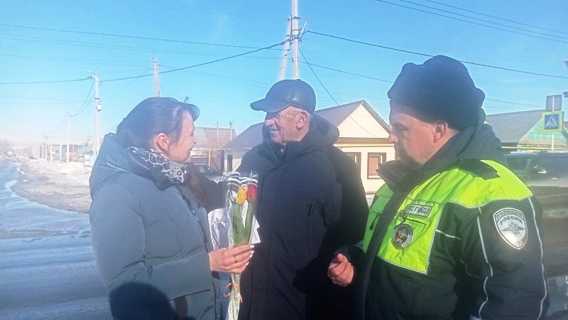 «Цветы для автоледи»: В Сорочинске провели праздничную акцию