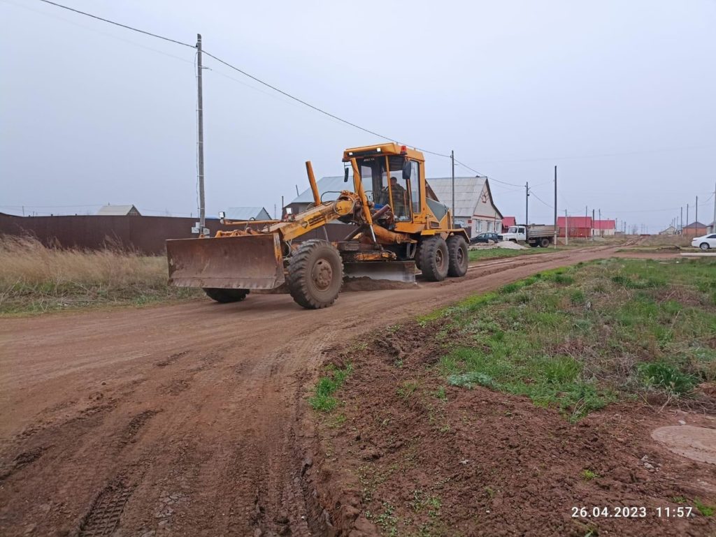 В Сорочинском округе продолжается грейдирование дорог | 27.04.2023 |  Новости Сорочинска - БезФормата