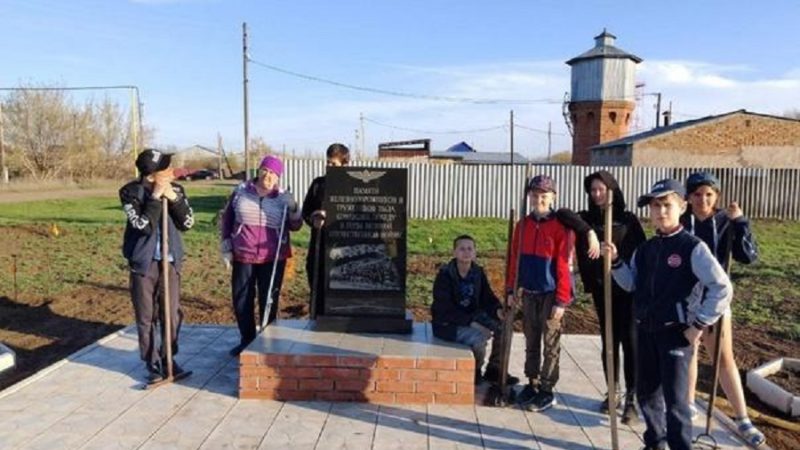 Гамалеевские школьники навели порядок вокруг памятника железнодорожникам