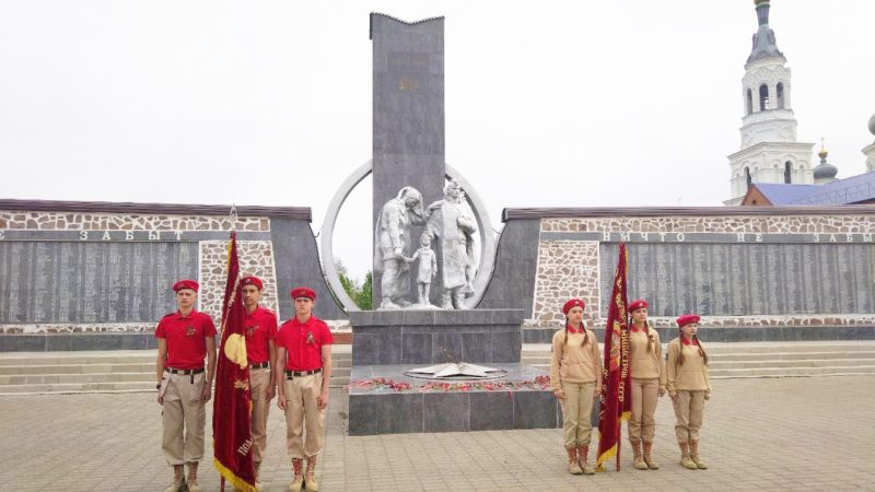 У Монумента Славы лучшие школьники Сорочинского округа несут Почетный караул