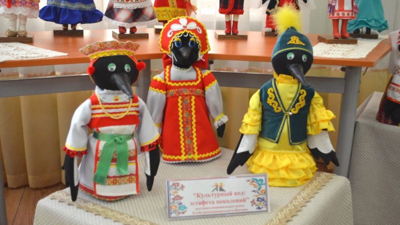Выставка кукол и птиц Сорок в национальных одеждах проходит на  праздниках в Сорочинском округе
