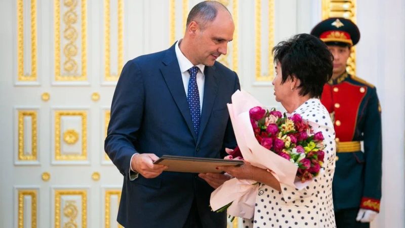 Денис Паслер вручил награду главе Сорочинского округа