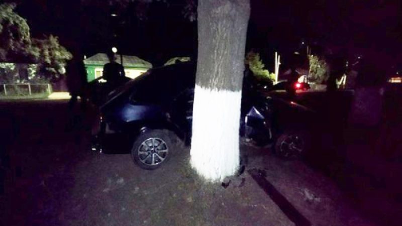 В Сорочинске автомобиль наехал на дерево: пострадал подросток