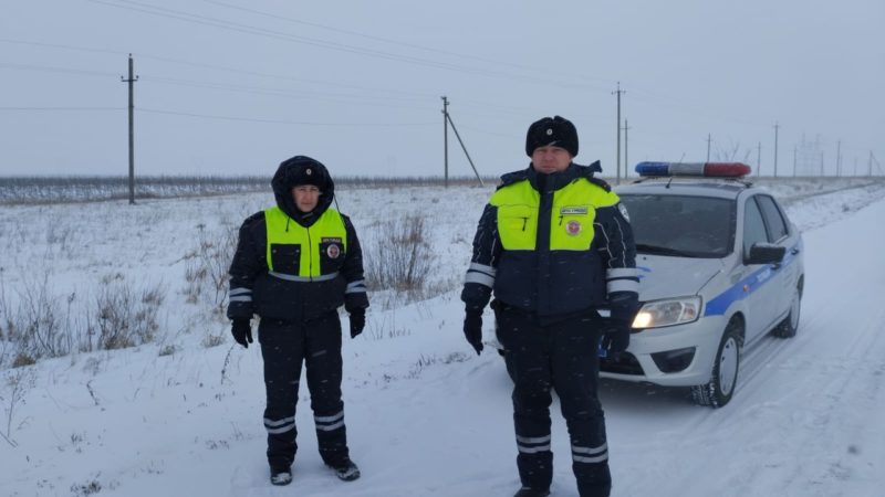 Сорочинские гаишники помогли попавшим в беду водителям