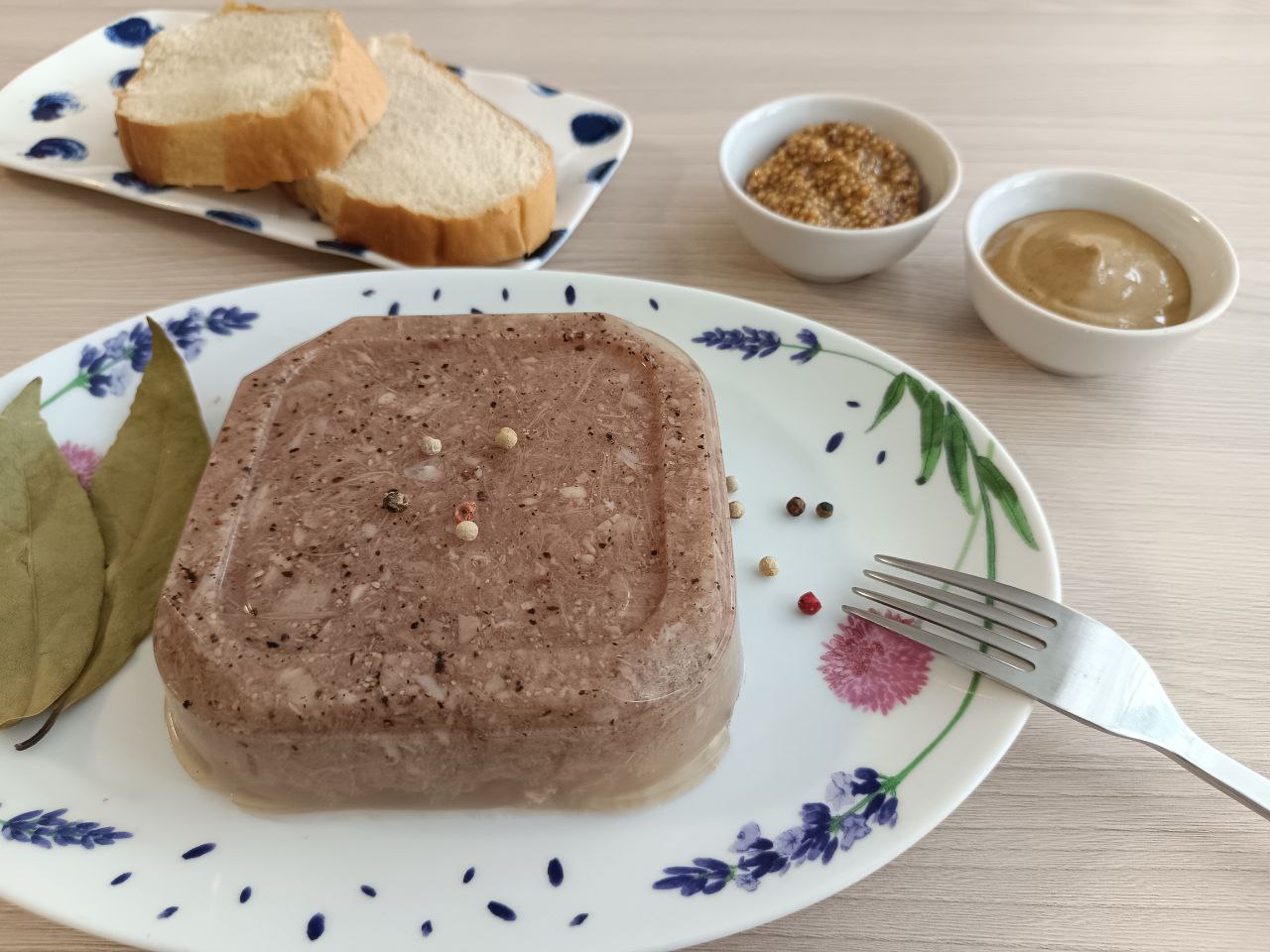 Как готовят холодец в разных странах и откуда он взялся в России?