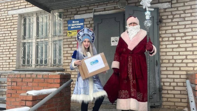 Пациенты сорочинской детской поликлиники получили подарки от Деда Мороза