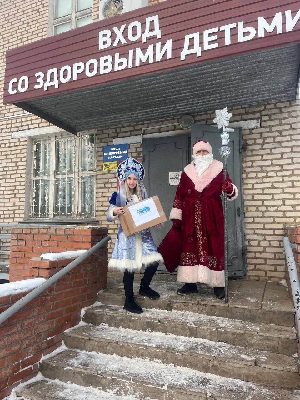 Пациенты сорочинской детской поликлиники получили подарки от Деда Мороза