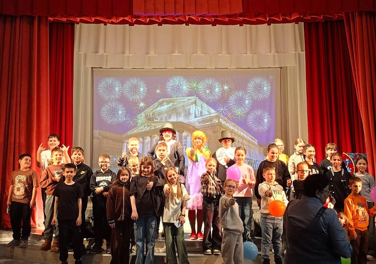 Сорочинские артисты выступили на сцене в честь Дня культуры