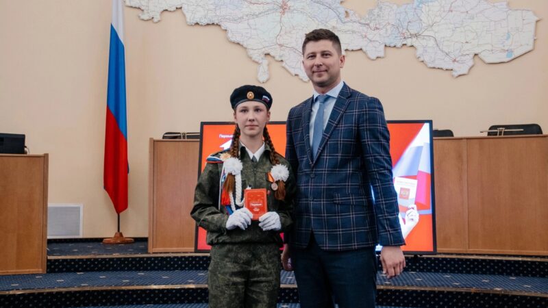 Школьница из Сорочинска получила главный документ из рук вице-губернатора