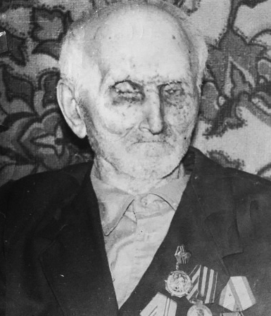  Хранит семья про деда память