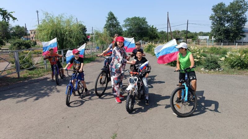 С песнями, с флагами, несмотря на жару!