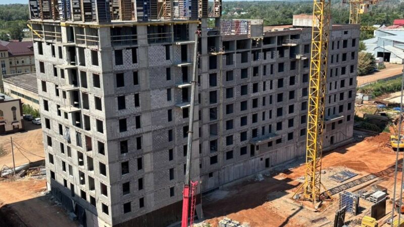 Евгений Солнцев сообщил о рекордных темпах строительства многоквартирных домов в регионе