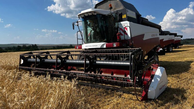 Евгений Солнцев поздравил аграриев Оренбуржья с рекордом: намололотили второй миллион тонн зерна