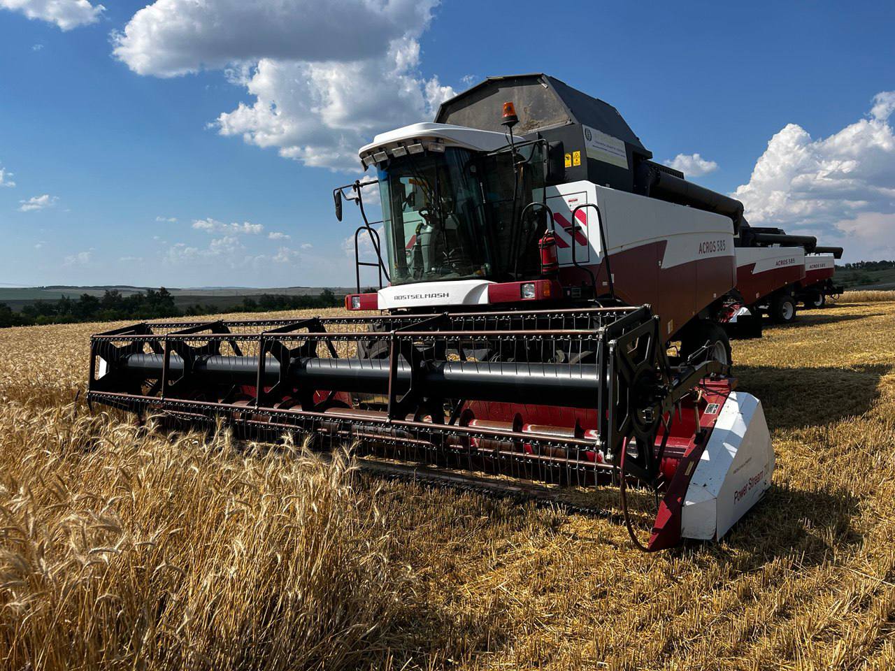 Евгений Солнцев поздравил аграриев Оренбуржья с рекордом: намололотили второй миллион тонн зерна