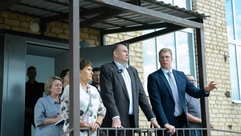 Евгений Солнцев посетил Володарскую школу в Первомайском районе