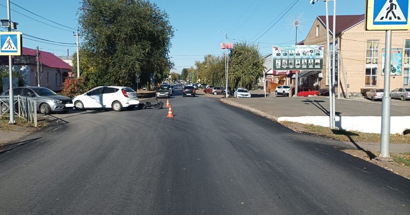 В Сорочинске столкнулись автомобиль и электровелосипед. Водитель госпитализирован