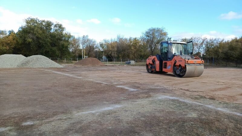 Строительства новой спортивной площадки у школы №1 имени В.П. Полякова продолжается