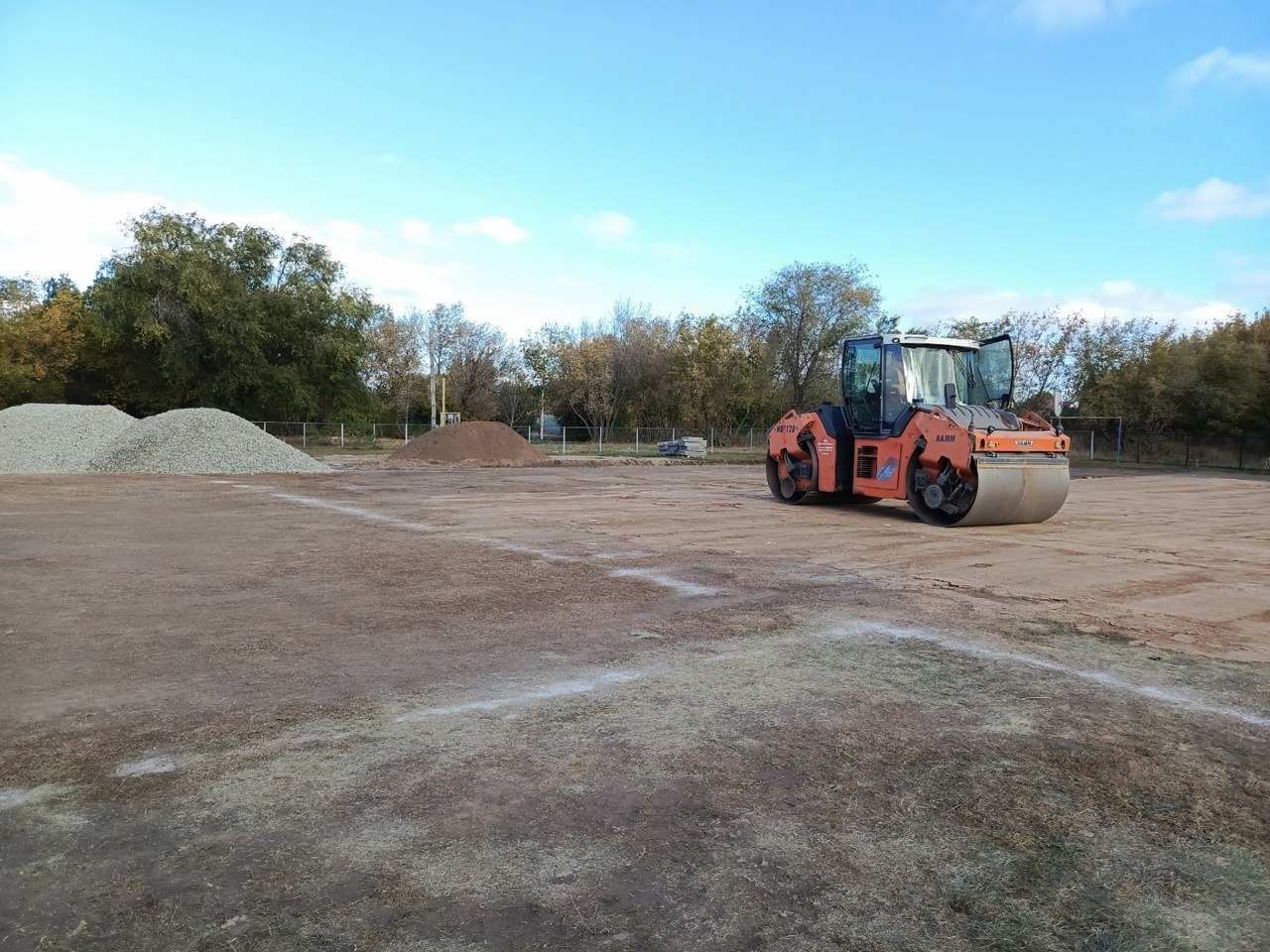 Строительства новой спортивной площадки у школы №1 имени В.П. Полякова продолжается
