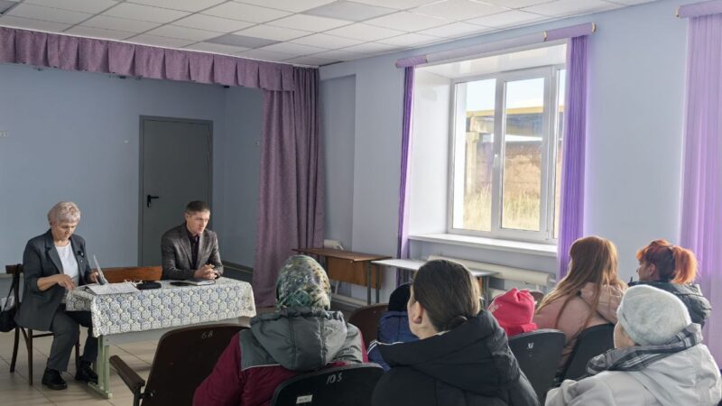 Диалог с властью: в Янтарном Сорочинского МО обсудили дороги, воду и связь