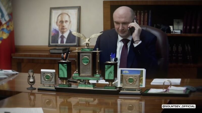 Евгений Солнцев поздравил оренбуржцев с Днем матери