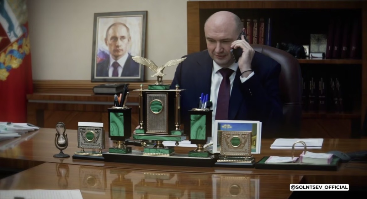 Евгений Солнцев поздравил оренбуржцев с Днем матери