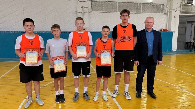 Уличный баскетбол на площадках стадиона