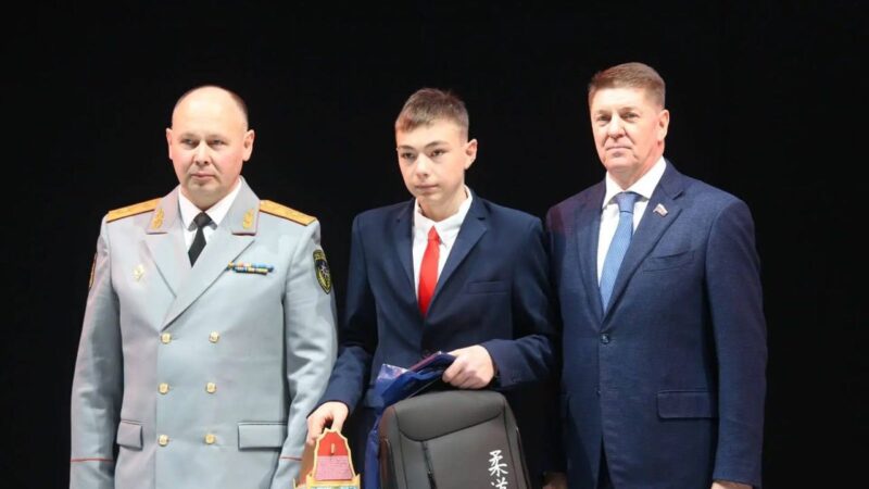 35 лет на страже жизни: спасатели и юные герои Оренбуржья принимают поздравления