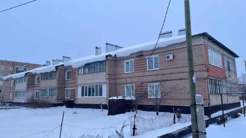 Жители Сорочинска, не дожидаясь очереди на капремонт, самостоятельно отремонтировали протекающую крышу