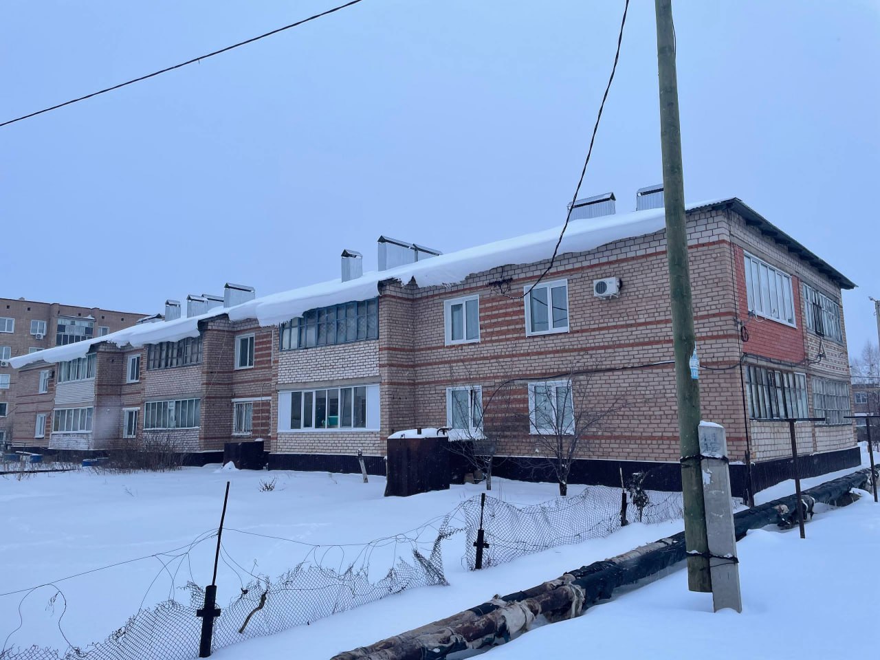 Жители Сорочинска, не дожидаясь очереди на капремонт, самостоятельно отремонтировали протекающую крышу