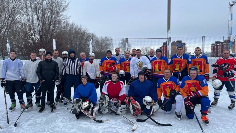 В Сорочинске состоялась товарищеская игра по хоккею среди ветеранов и молодежи