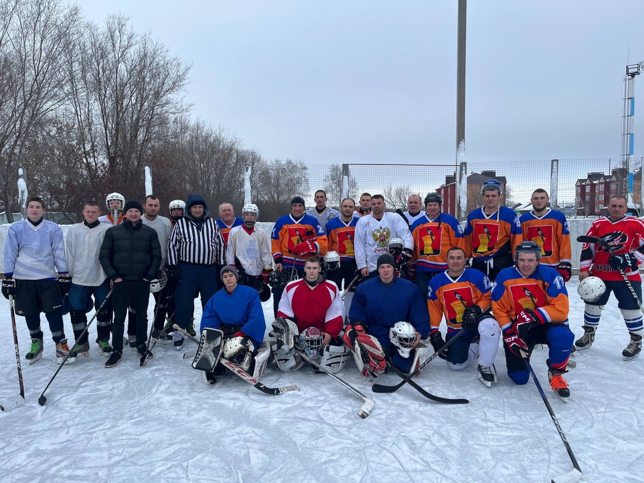 В Сорочинске состоялась товарищеская игра по хоккею среди ветеранов и молодежи