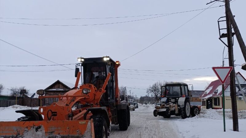 В Сорочинске продолжается вывоз снега и устранение колейности