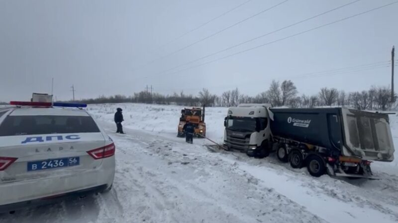 Оперативная помощь на трассе: сотрудники ДПС спасли ситуацию с грузовиком в Сорочинском округе