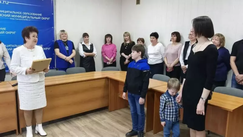 В Сорочинске молодой семье вручили сертификат о праве получения социальных выплат