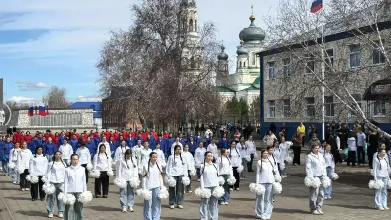 В Сорочинске школьники устроили флешмоб ко Дню космонавтики