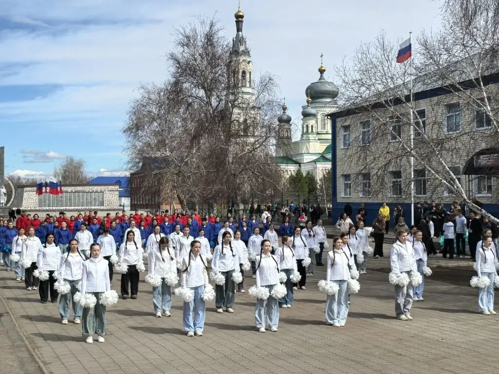 В Сорочинске школьники устроили флешмоб ко Дню космонавтики