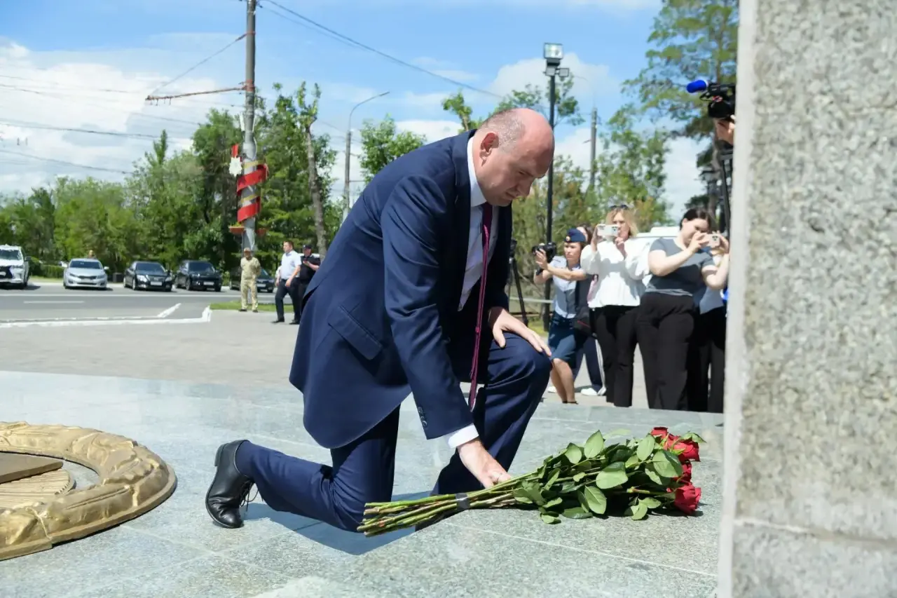 Губернатор Оренбуржья принял участие в общероссийской минуте молчания в День памяти и скорби