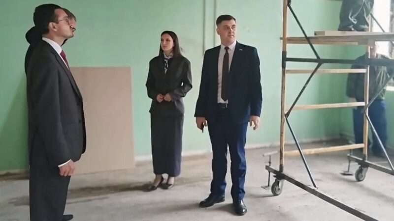 Партийный десант проверил ход ремонта круглосуточного стационара в Кувандыке