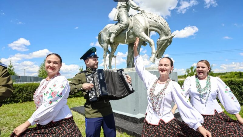 Как вежливые казаки сделали Париж модным, бородатым и “по-лошадиному” красивым