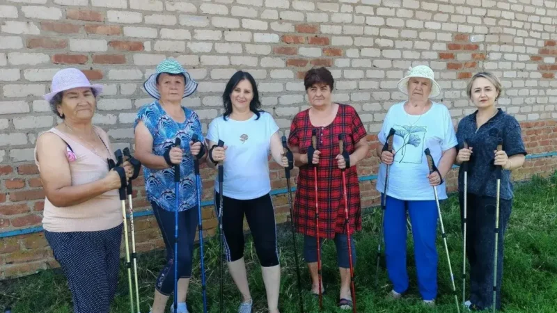 Палки – в руки, улыбку на лицо!