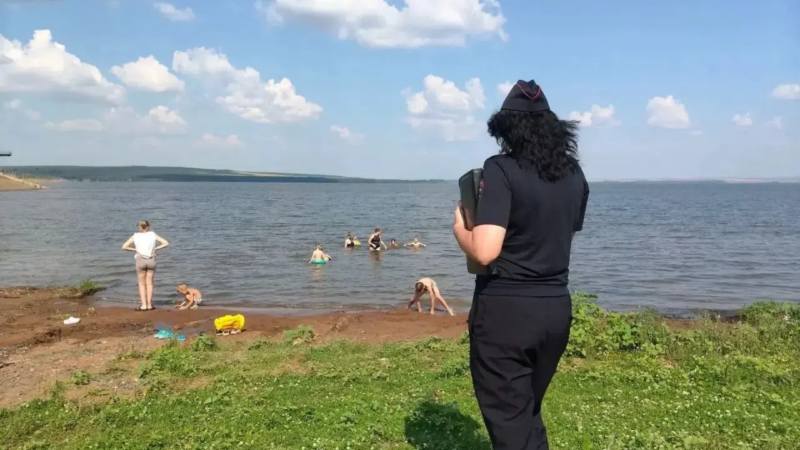 Родители в зоне риска: в Сорочинске пять детей застали у воды без присмотра