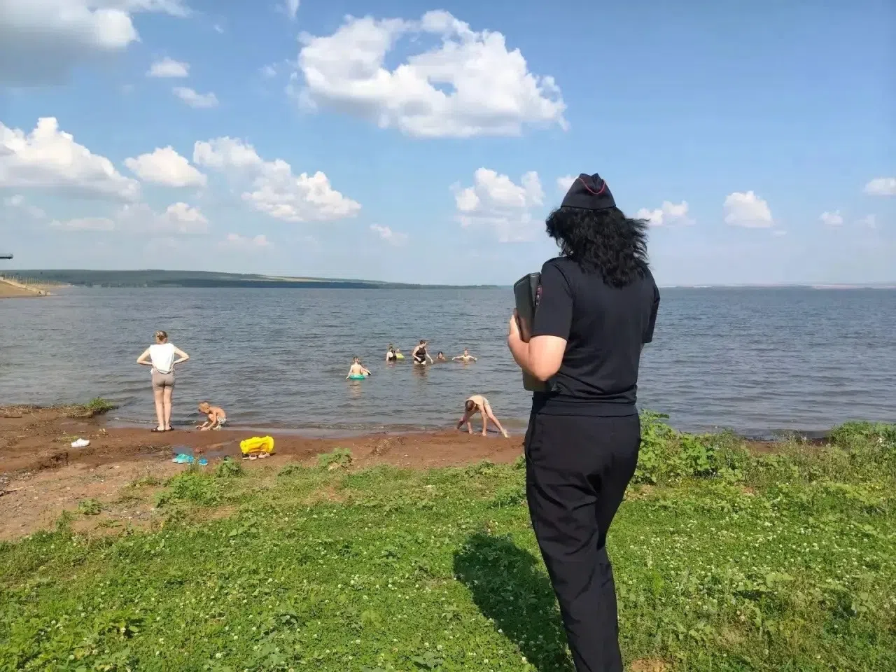 Родители в зоне риска: в Сорочинске пять детей застали у воды без присмотра