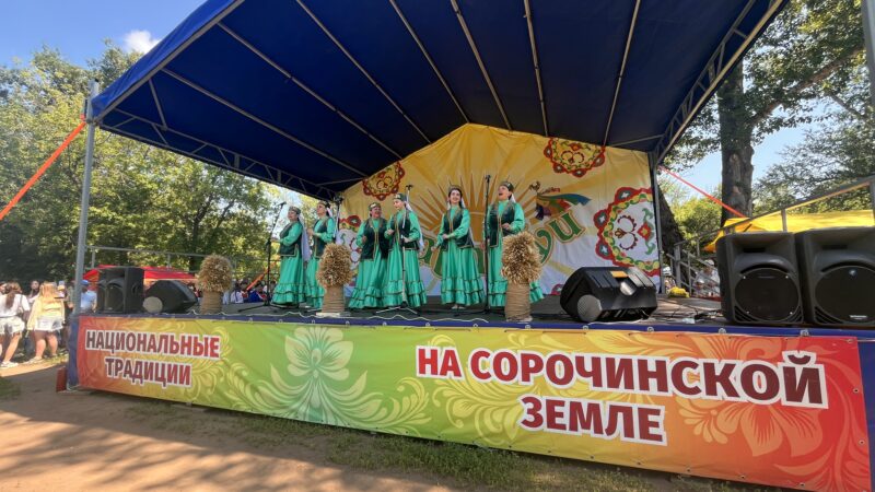 От чак-чака до хлеба-соли: в Сорочинске отпраздновали Сабантуй на все голоса